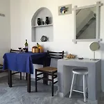 كريستوس شقة *