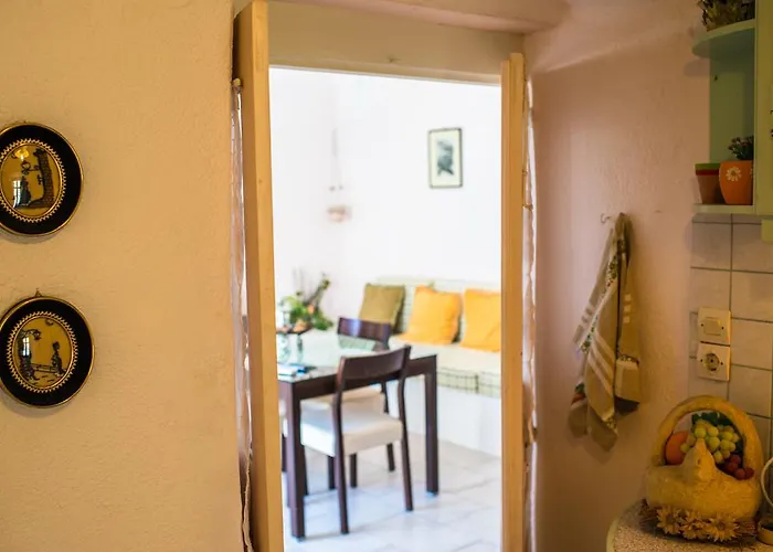 크리스토스 아파트먼츠