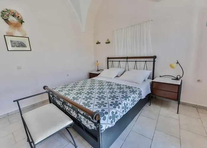 크리스토스 아파트먼츠